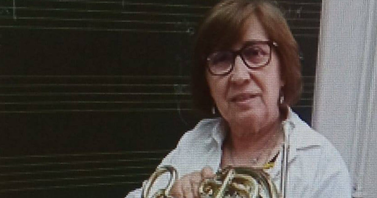 Encarna Grau, con su instrumento musical, la trompa