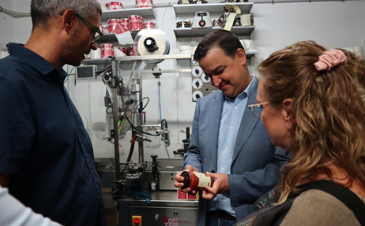 Martínez Arroyo durante su viista a la empresa 'La Tejea' de El Real de San Vicente