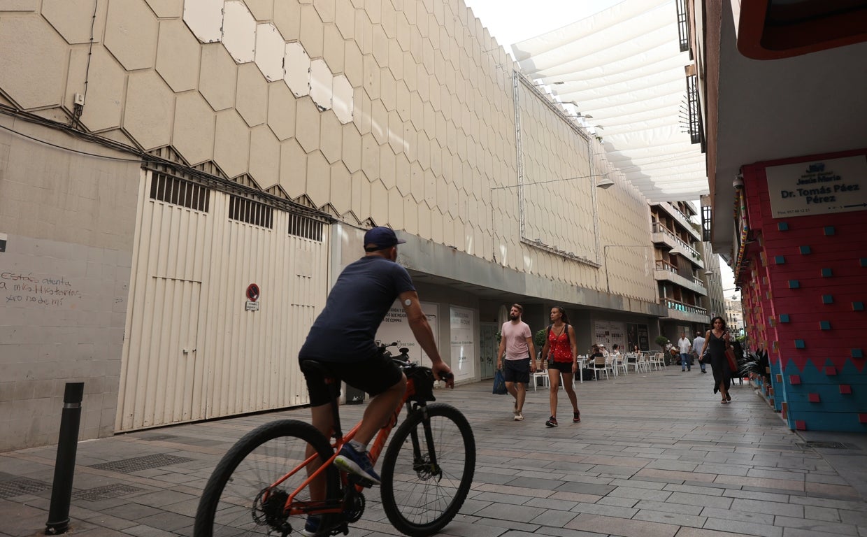 Fachada principal del edificio que ocupó Simago hace décadas en Córdoba y que volverá a ser superficie comercial