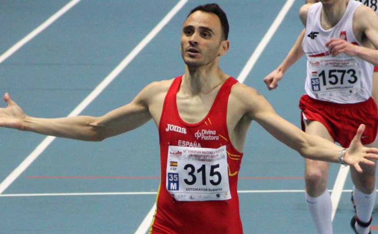 El tricampeón de Europa de atletismo, Roberto Sotomayor, celebra una victoria en la pista