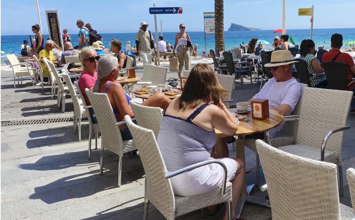 Turistas en una terraza de bar en la Playa de Levante de Benidorm
