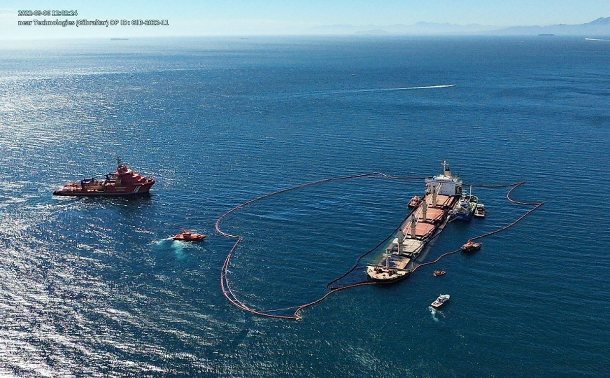 Imagen del OS 35 semihundido frente a la costa de Gibraltar