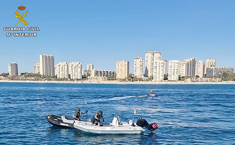 Abordan un barco a la deriva con el motor en marcha en Alicante tras caer su patrón al mar