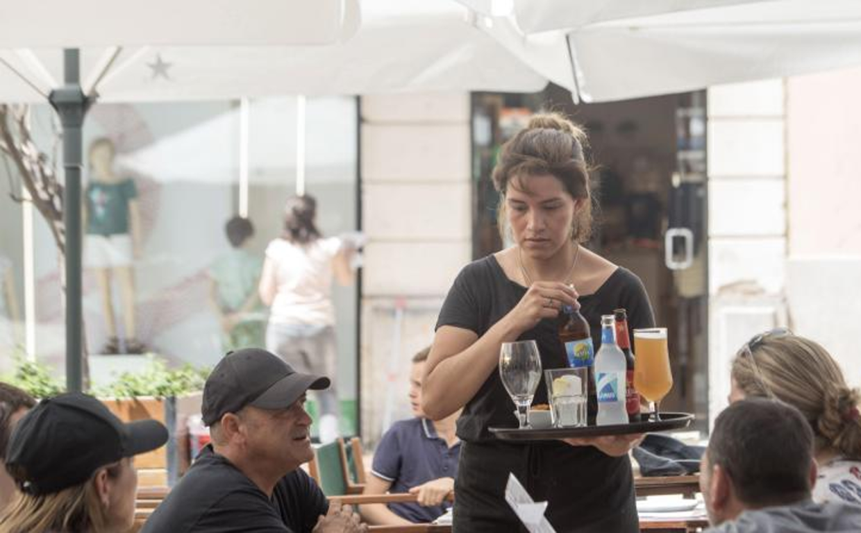 Entre las ofertas destaca una que busca cinco camareros/as para Córdoba capital