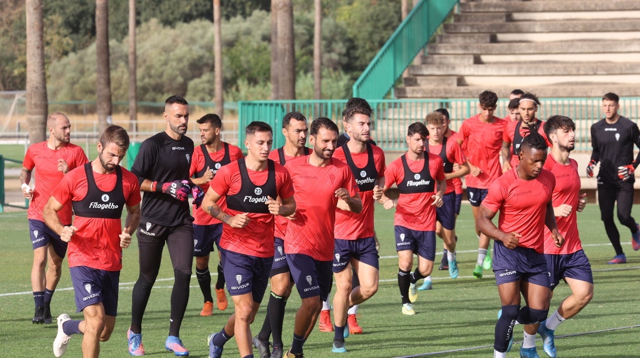 El Córdoba CF empieza a preparar bajo la lluvia el partido ante el Rayo Majadahonda, un rival herido