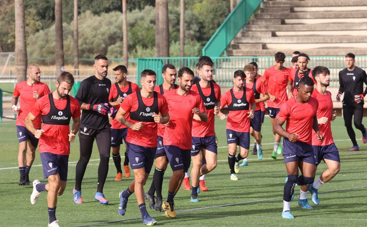 La plantilla del Córdoba trota en un entrenamiento