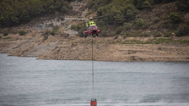 Helicóptero de Infoca este martes en al presa de Rules