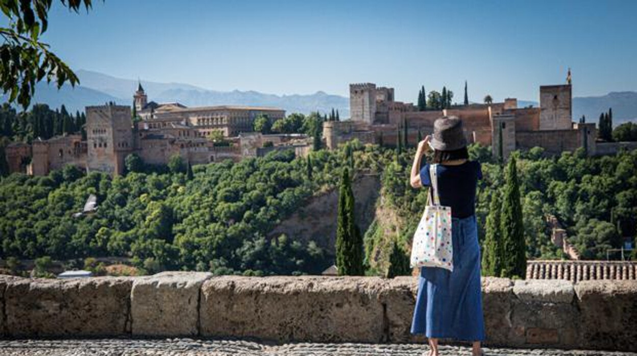 El alcalde de Granada traslada a la FAMP su petición para implantar la tasa turística