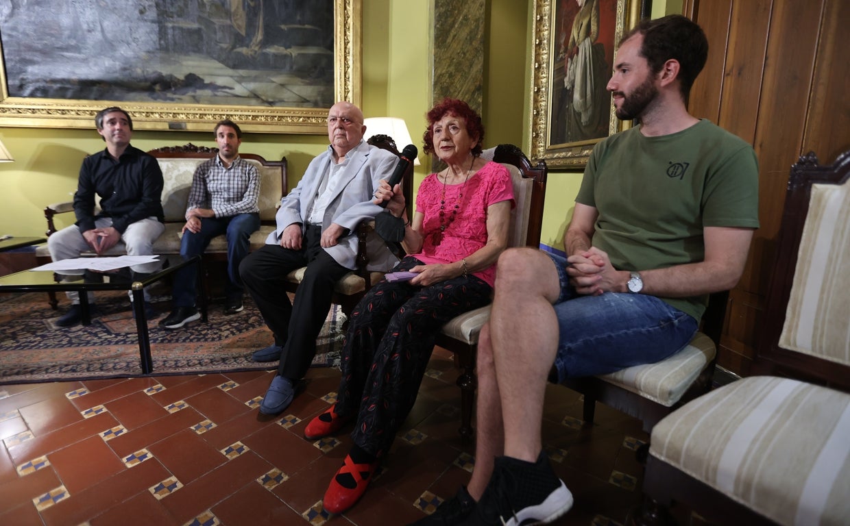 Lorenzo Palomo, Juana Castro y Javier Povedano, en la presentación de la obra. Al fondo, Carlos Domínguez-Nieto y Javier Broncano