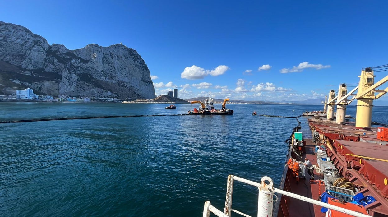 Los daños del buque semihundido en Gibraltar lo condenan a partirse en dos con un temporal