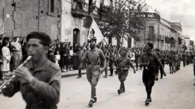 Entrada de las tropas regulares de Franco en Peñarroya-Pueblonuevo en 1936, en una imagen publicada en redes sociales