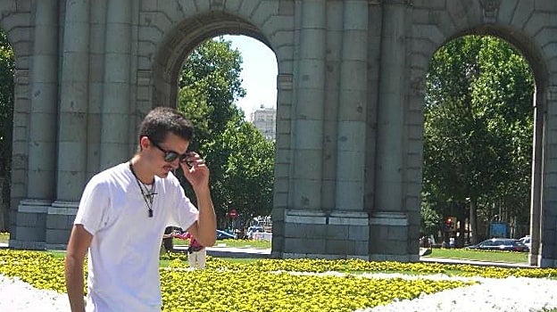 Mocedades del protagonista por la Puerta de Alcalá