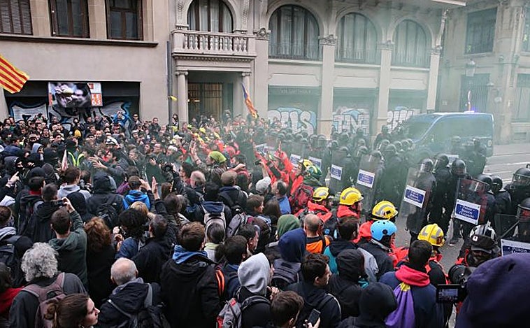 Investigados tres mossos por el joven que perdió un testículo tras el impacto de una bala de foam
