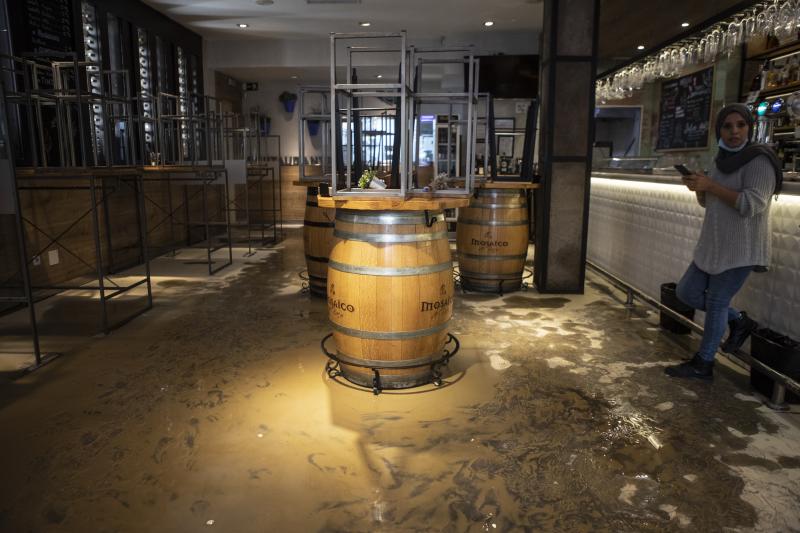 Algunos bares de la zona también han quedado inundados tras la rotura de la tubería 