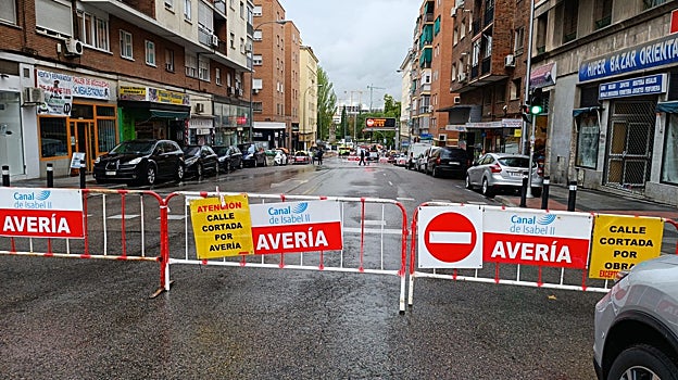 Calle cortada por la avería de una tubería