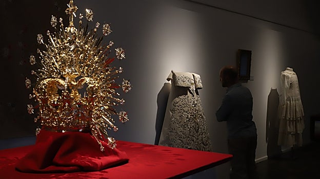 La corona, con la saya y las enaguas, al fondo