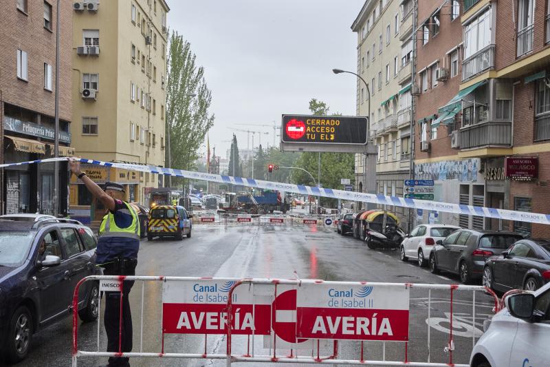 La Policía Municipal ha cortado varias calles para impedir el tráfico por la inundación