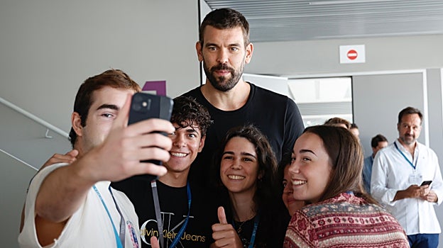 Marc Gasol junto a varios alumnos de EDEM en Valencia