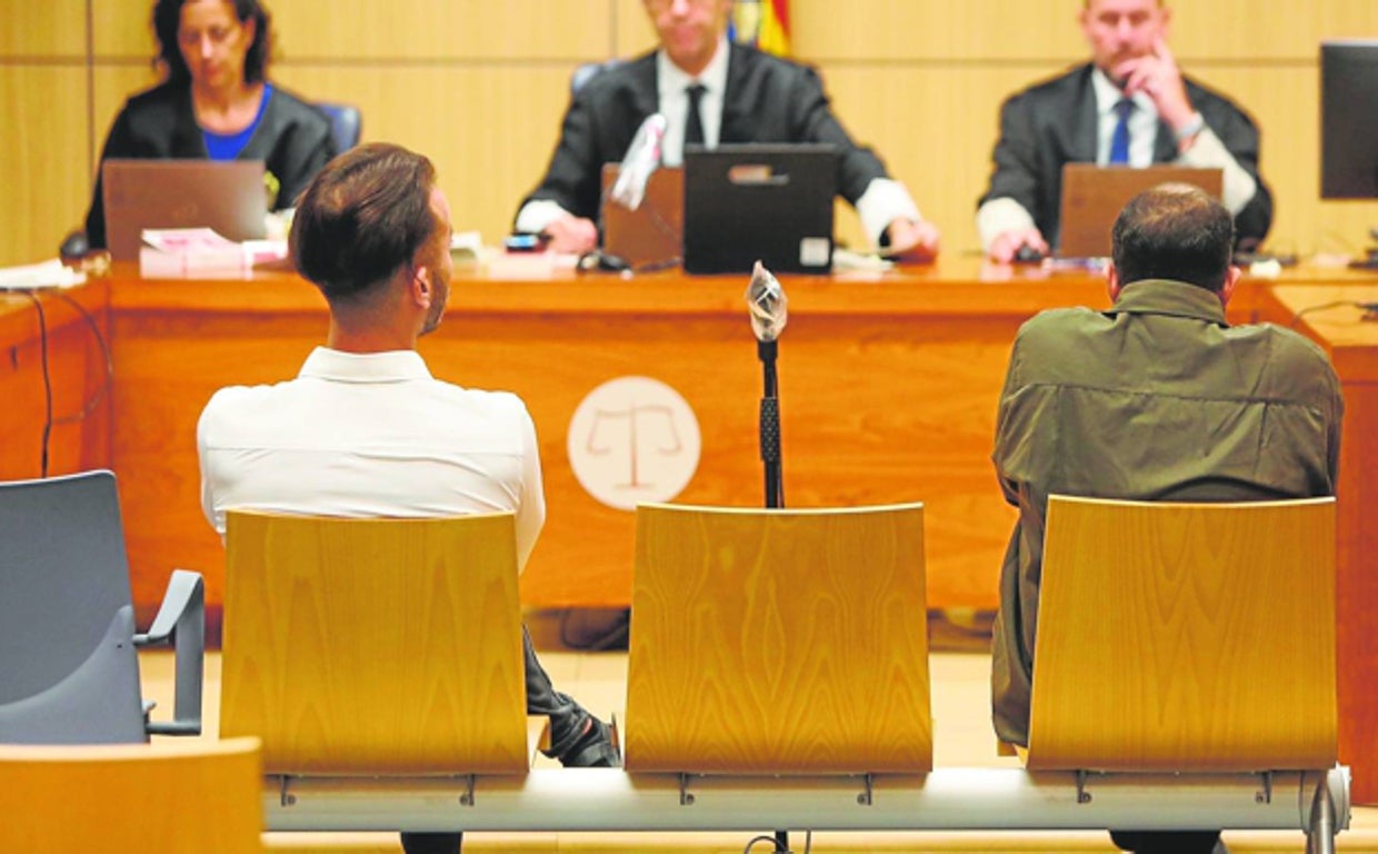 Imagen tomada durante el juicio contra dos hombres por violar a una mujer en una discoteca en Valencia