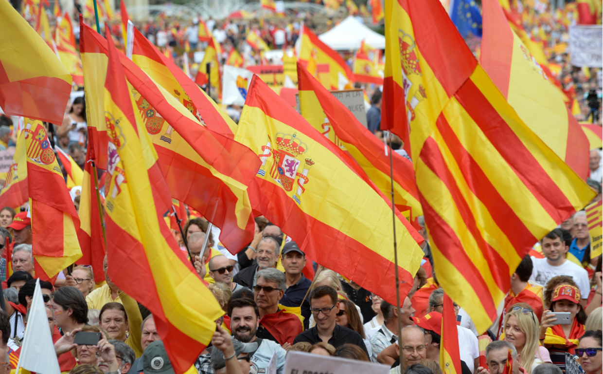 Banderas de España en una manifestación de Barcelona