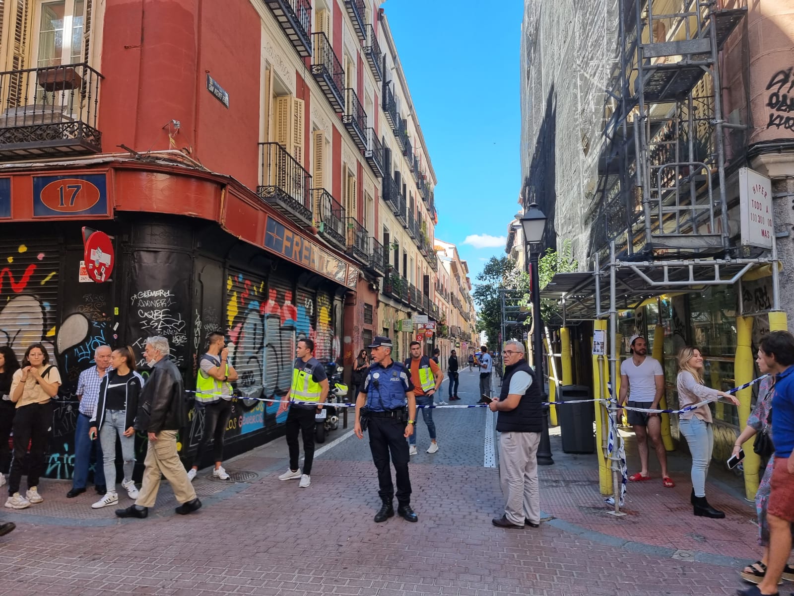 La Policía ha acordonado la zona y ha pedido a los vecinos que eviten pasar por allí.