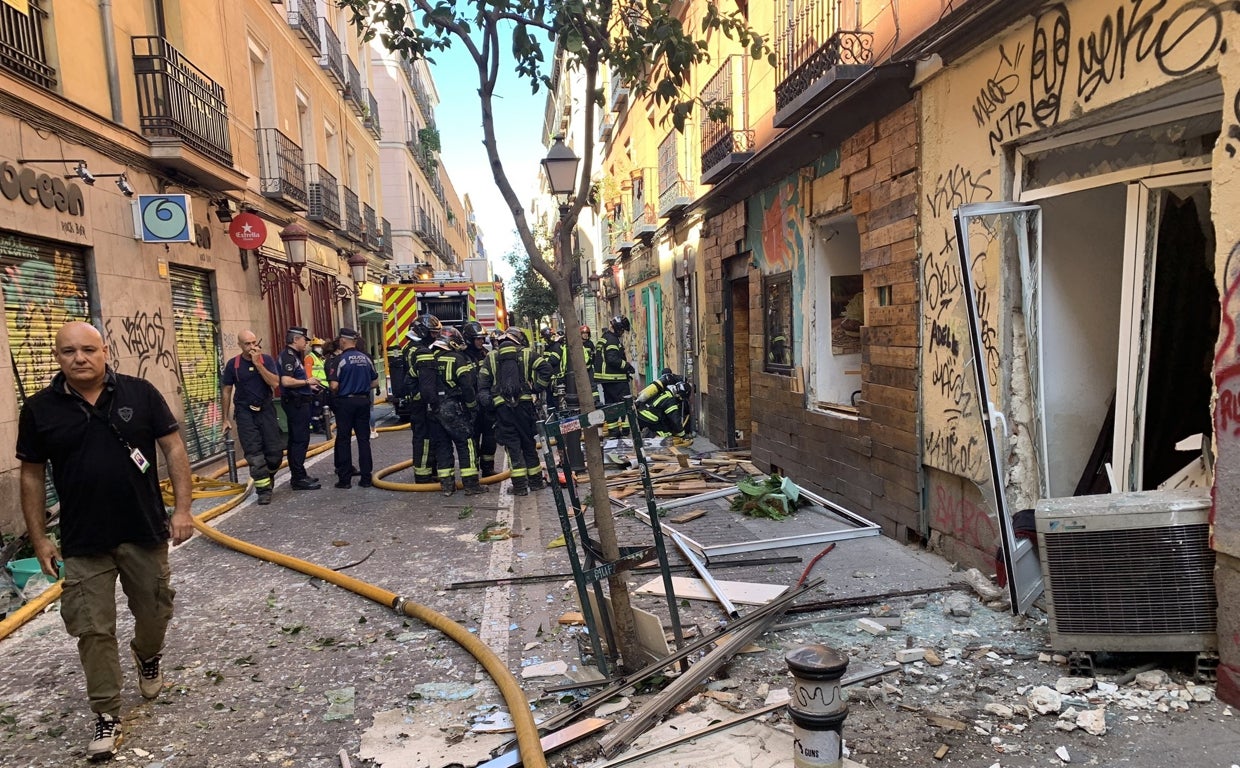 La calle Vicente Ferrer del Madrid, con los escombros de la explosión.