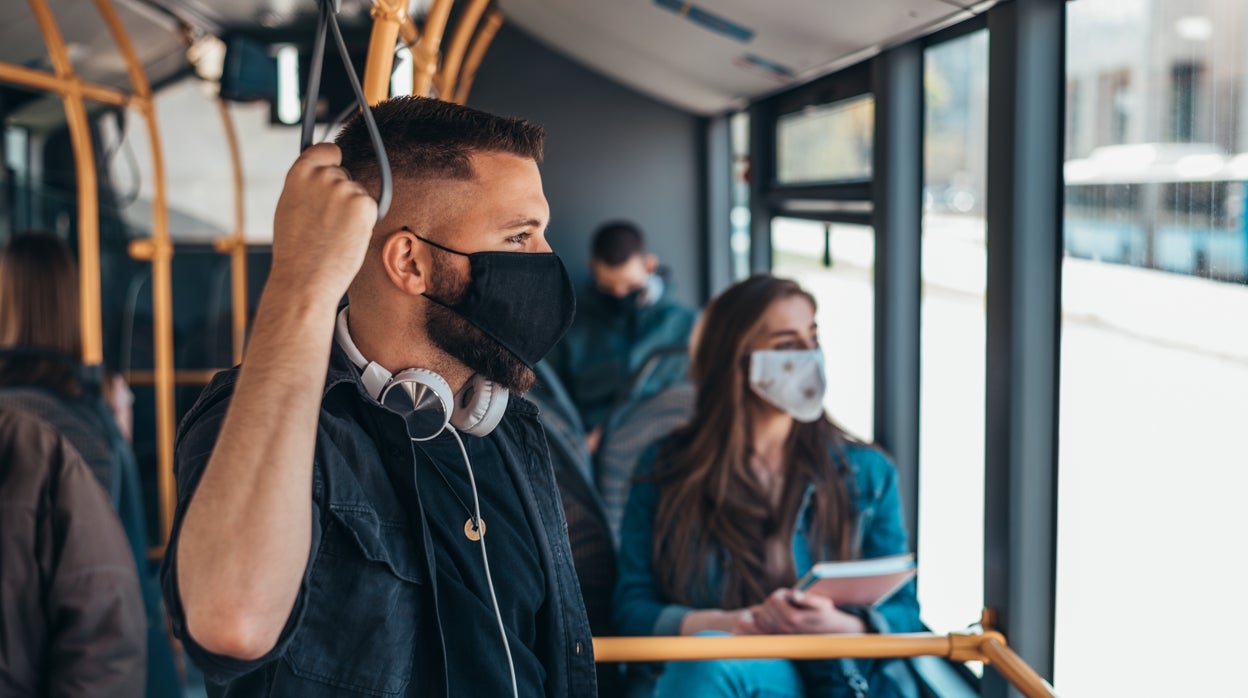 La Junta de Andalucía, partidaria de mantener mascarilla en transporte público, centros sanitarios y residencias