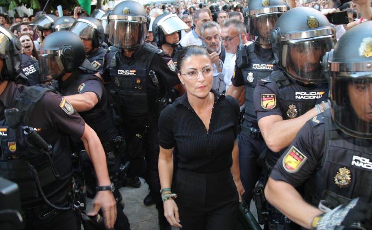 Macarena Olona escoltada por la Policía Nacional