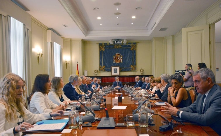 Los conservadores del CGPJ frenan la renovación del TC hasta que el comisario europeo venga a Madrid