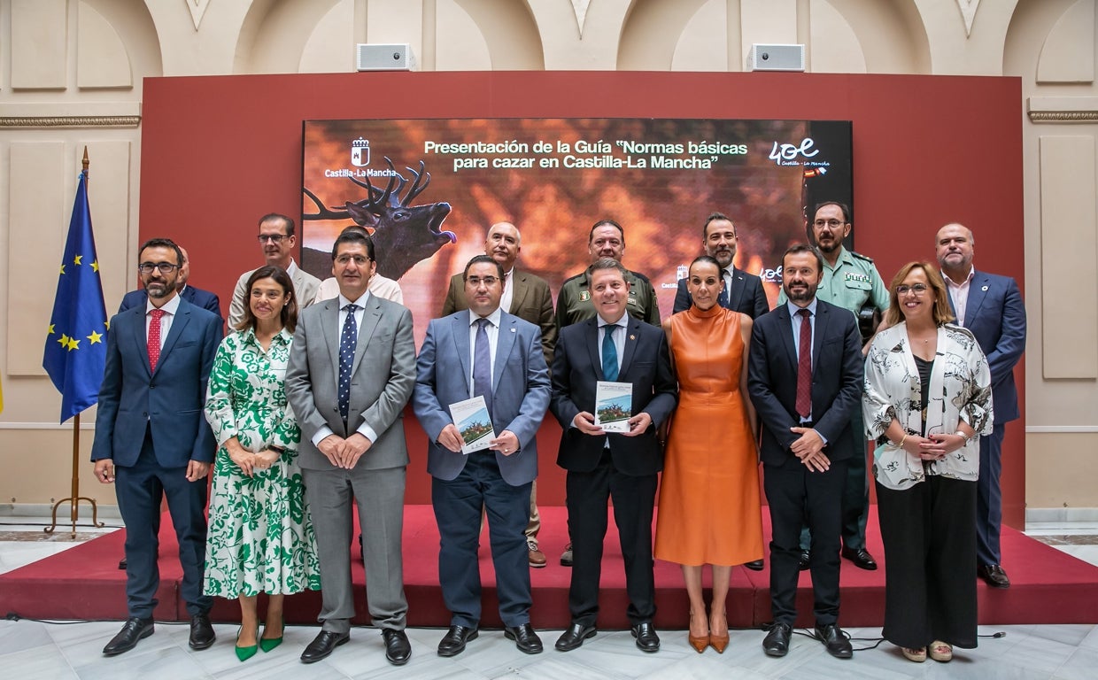 Emiliano García-Page y otras autoridades durante la presentación de la guía de 'Normas Básicas para cazar en Castilla-La Mancha'