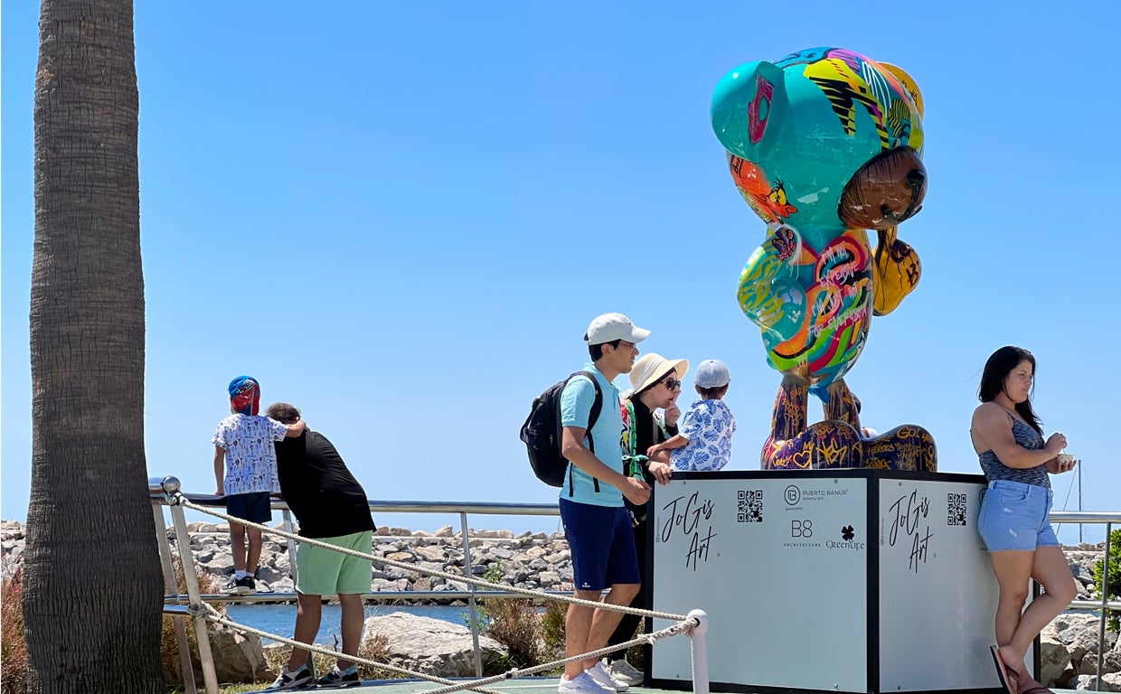 Turistas en Puerto Banús este verano