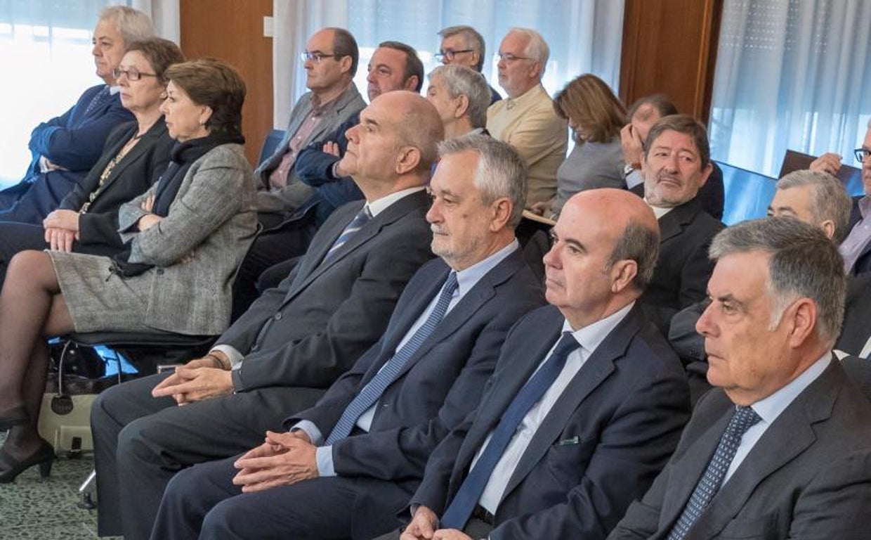 Los expresidentes Chaves y Griñán, junto a otros altos cargos de la Junta durante el juicio de los ERE