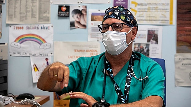 Javier Navarro, en su consulta del centro de salud Lucano