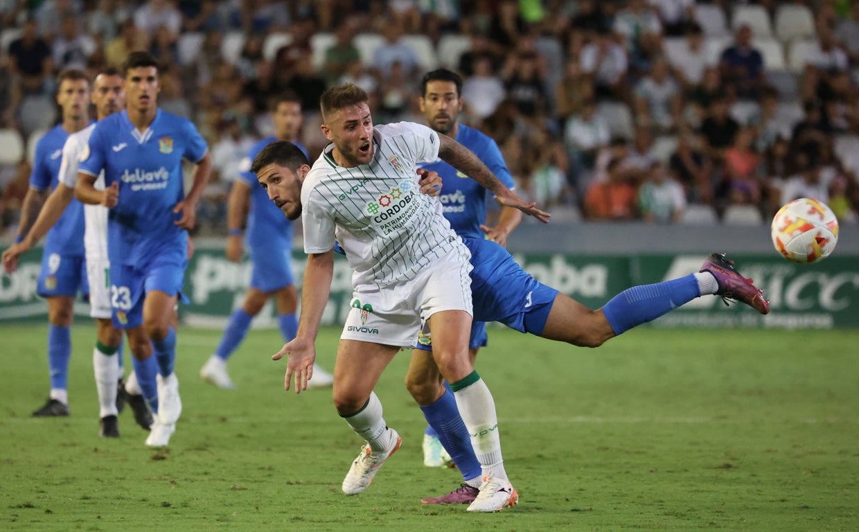 Antonio Casas lucha por el balón durante un partido en El Arcángel