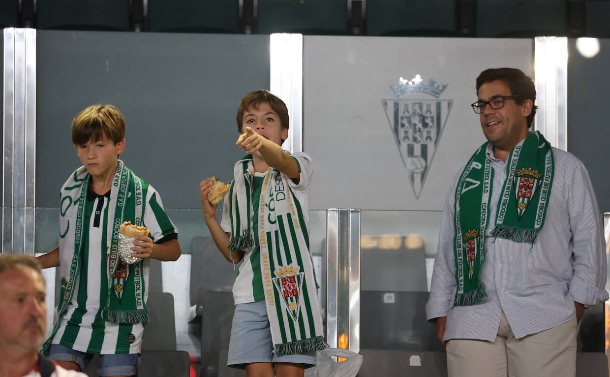 Aficionados en el estadio blanquiverde, este sábado, ante el Rayo Majadahonda