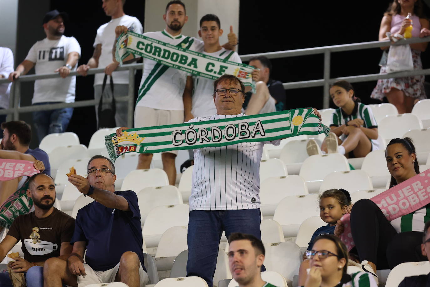 El ambientazo en El Arcángel en el Córdoba CF - Rayo Majadahonda, en imágenes