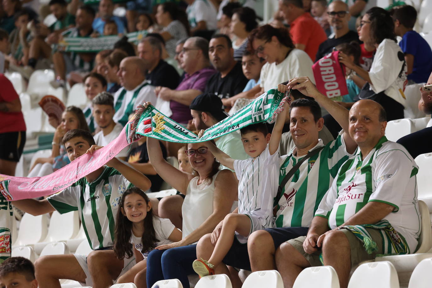 El ambientazo en El Arcángel en el Córdoba CF - Rayo Majadahonda, en imágenes