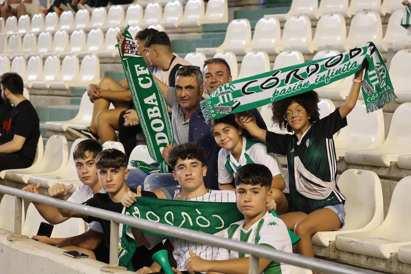 El ambientazo en El Arcángel en el Córdoba CF - Rayo Majadahonda, en imágenes