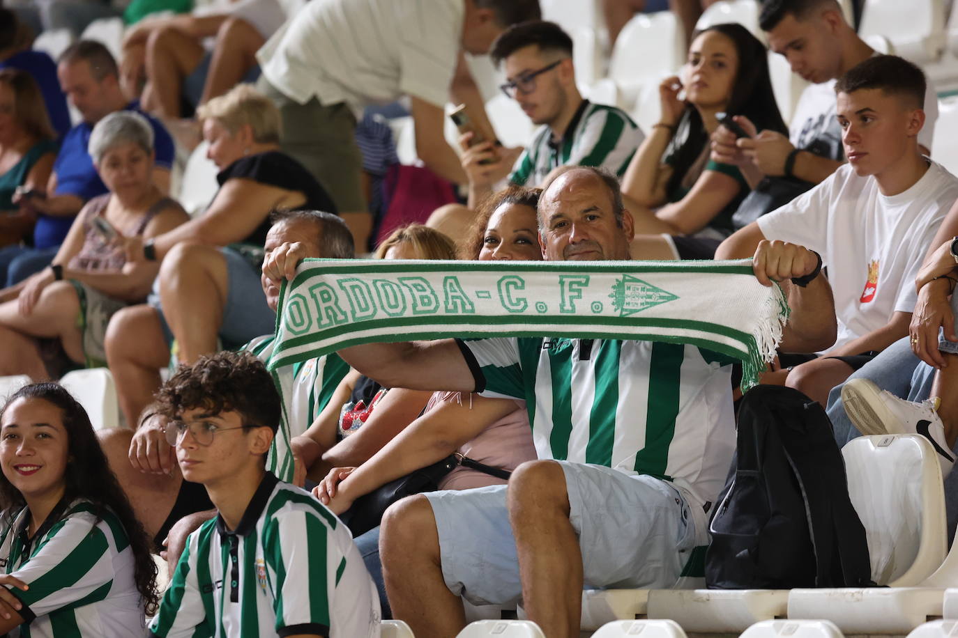 El ambientazo en El Arcángel en el Córdoba CF - Rayo Majadahonda, en imágenes