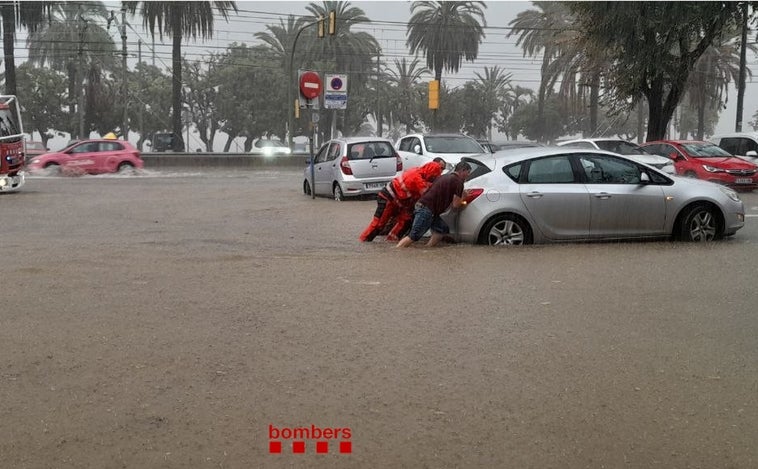 Dos barcos hundidos y un herido crítico en Mataró (Barcelona) por la intensa lluvia