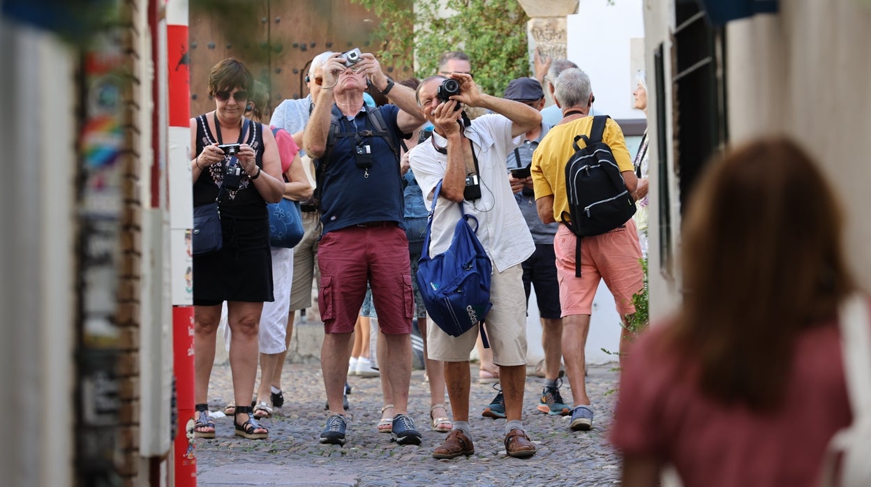 Calor de fin de verano y ambiente de otoño en la vuelta de Córdoba a las calles llenas de visitantes