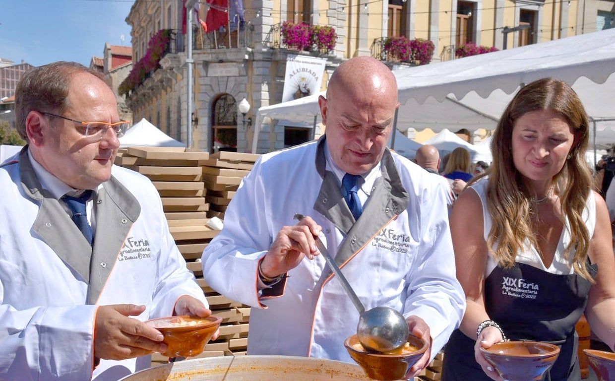 El consejero Jesús Julio Carnero participa en la Feria Agroalimentaria y Alubiada de La Bañeza (León)