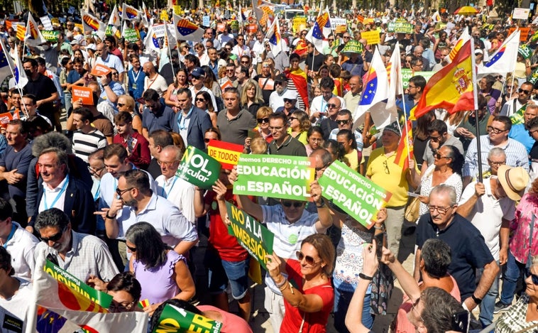 La multitudinaria manifestación por el castellano de Barcelona, en imágenes