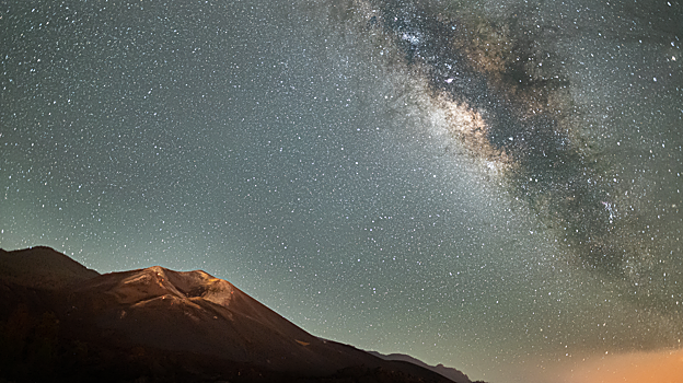 El volcán Tajogaite y el cielo nocturno de La Palma, tras la erupción