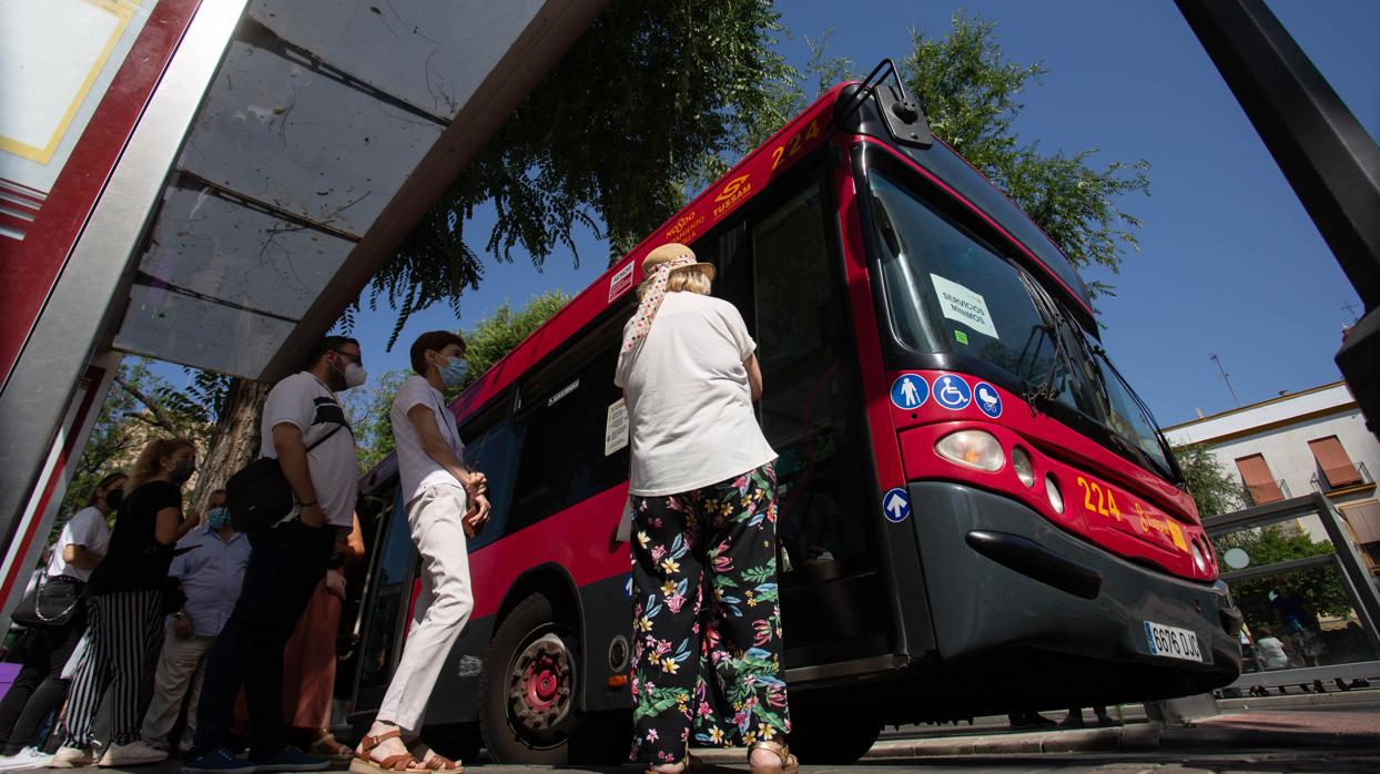 Muñoz proyecta un título único de transportes para Sevilla y el área metropolitana