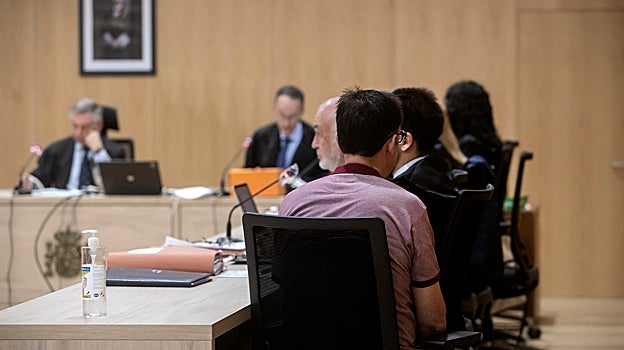 El ya condenado, de espaldas durante el juicio