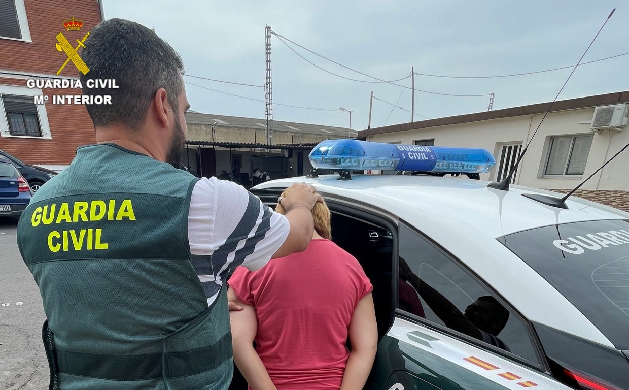 Imagen de la detención de una mujer que repartía droga con el carrito de su hijo en Chelva (Valencia)