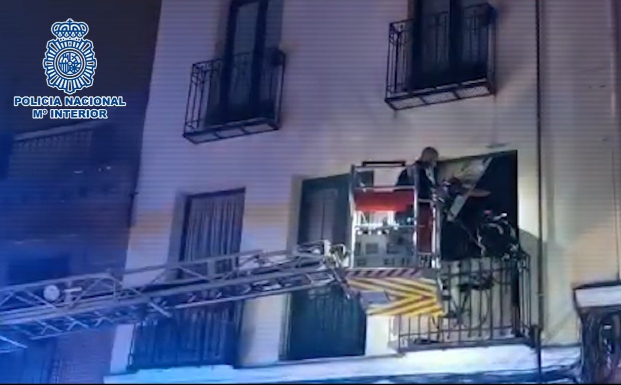 Agentes de la Policía acceden a la vivienda gracias a una escala de los Bomberos