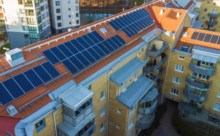 Un 'manual' y beneficios fiscales para cubrir de placas solares los tejados de Madrid