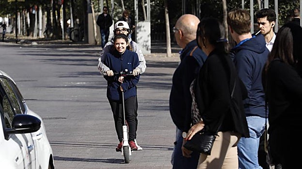 Dos jóvenes circulan en un único patinete, algo prohibido